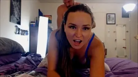 Девушка хотела снять эротическое видео на кровати своей старшей сестры и во время её мастурбации в комнату входит её парень и видя соблазнительную попку девушки нежно входит в её анал